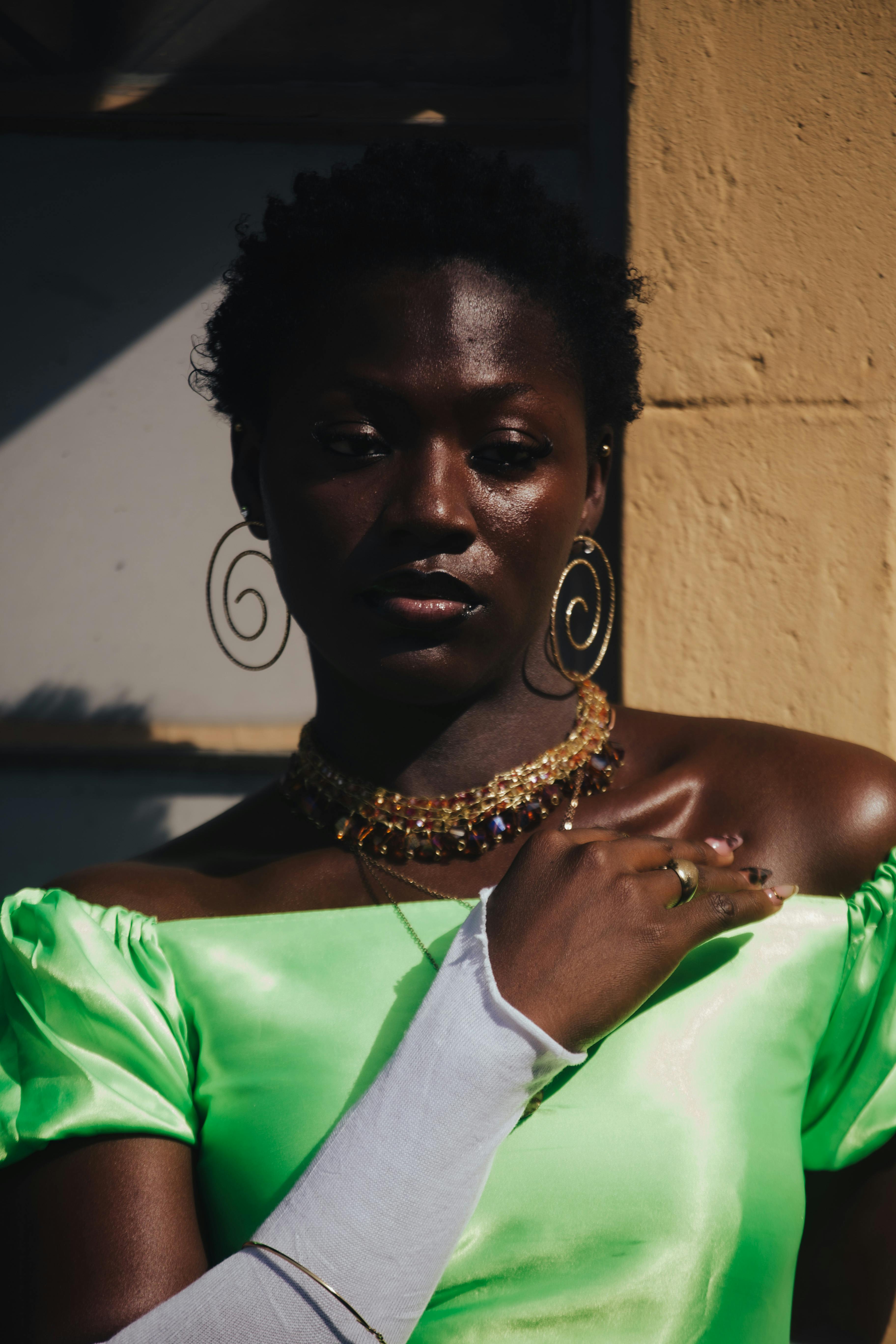 Créatrice africaine, lumière dorée