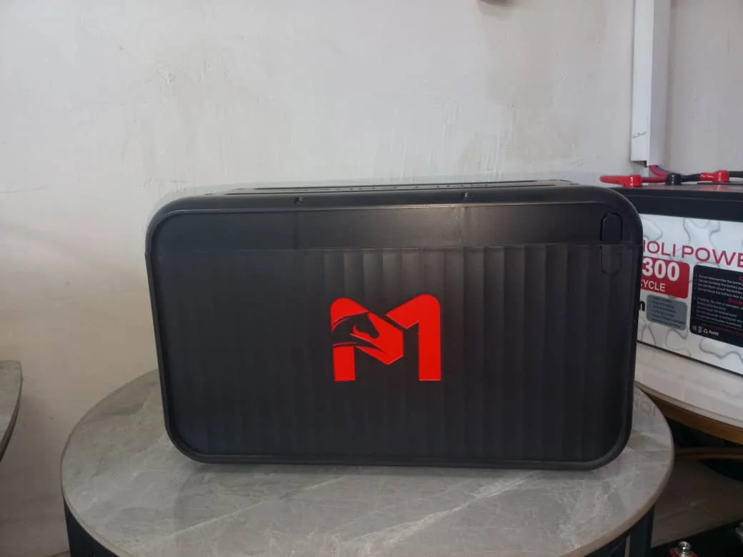 La photo d'origine : une station d'énergie portable noire posée sur une table ronde