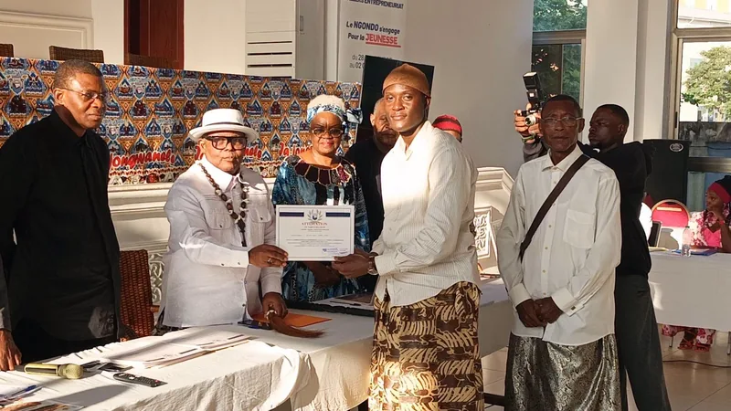 Remise d’une attestation devant la table d’honneur