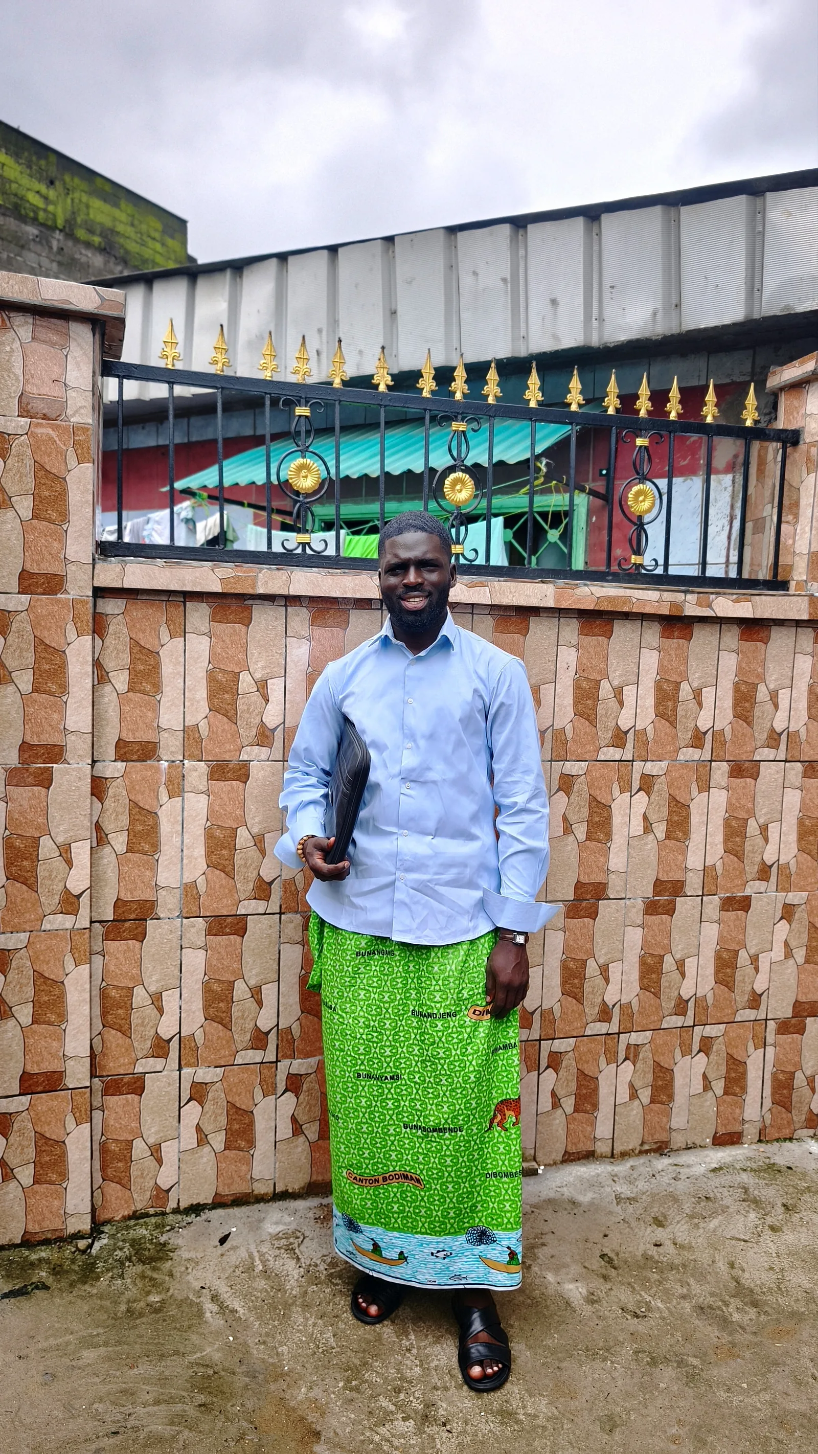 KINGUE Max, fondateur de Maxouai, en chemise bleue et pagne vert, aux Journées ateliers entrepreneuriat