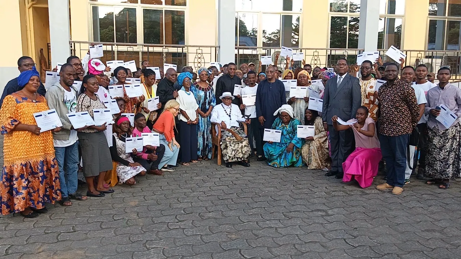 Photo de groupe des participants, attestations en main