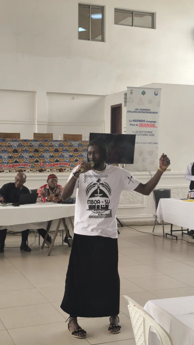Un intervenant parle au micro pendant les ateliers