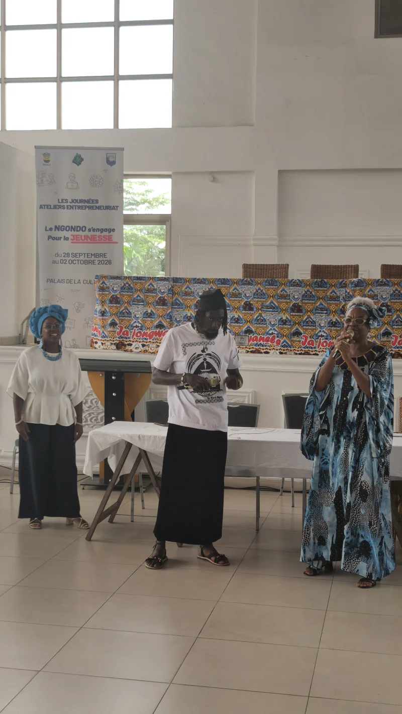 Trois intervenants sur scène, devant la bannière des Journées ateliers entrepreneuriat