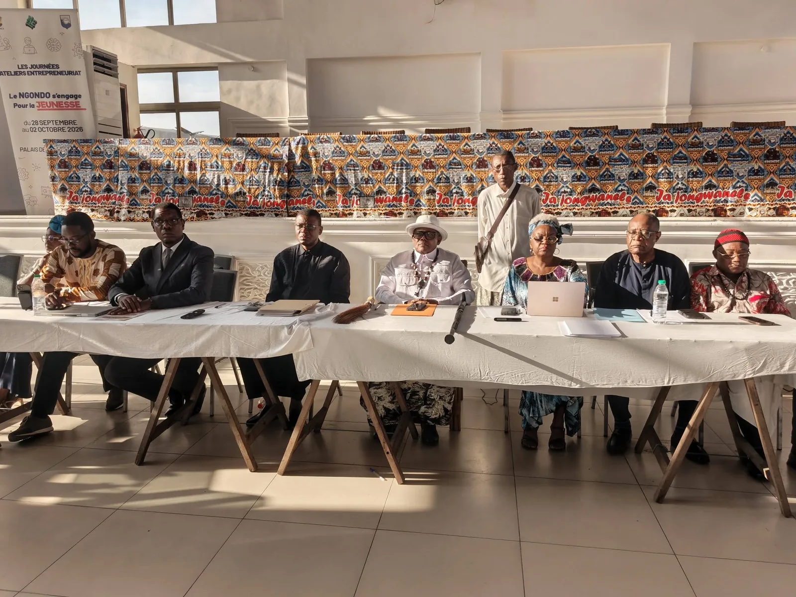 La table d’honneur des Journées ateliers entrepreneuriat, devant la bannière Le Ngondo s’engage pour la jeunesse