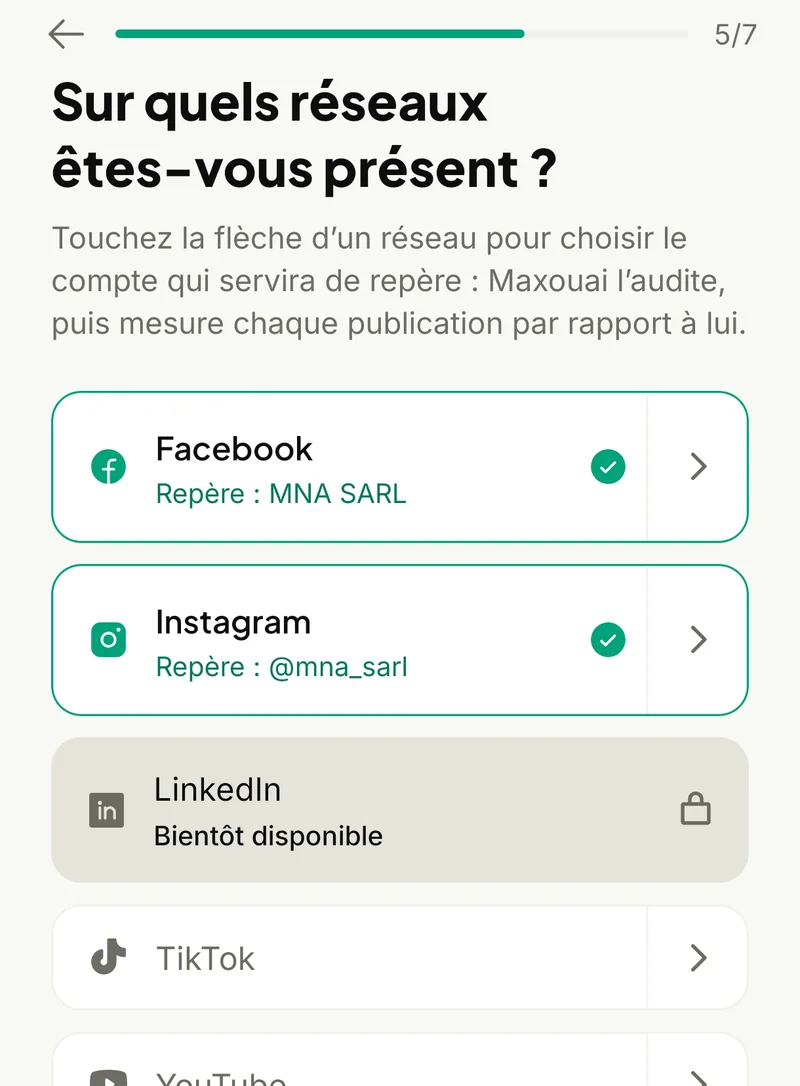 Étape 5 sur 7 : Facebook avec le repère MNA SARL, Instagram avec le repère @mna_sarl, LinkedIn bientôt disponible, TikTok et YouTube