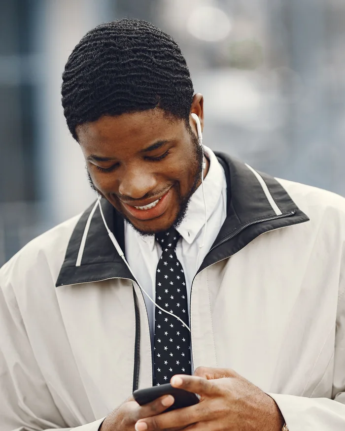 Un entrepreneur consulte Maxouai sur son téléphone