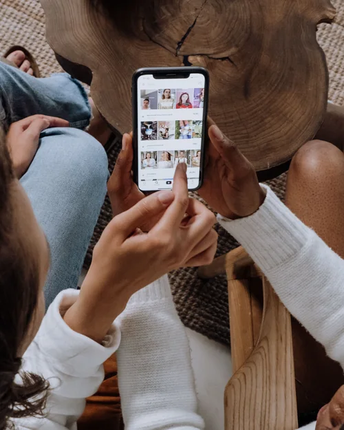 Deux personnes regardent ensemble une publication sur un téléphone